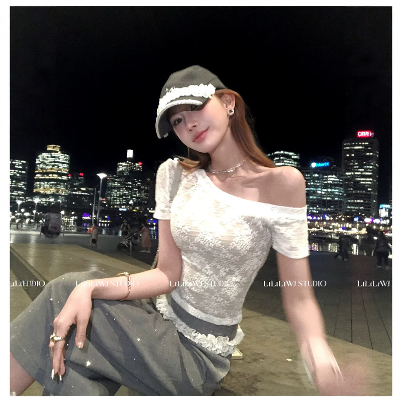 This Year's Trendy and Beautiful Women's Clothing Features Unique Designs, Including Off-Shoulder Lace T-Shirts, Slim-Fitting and Flattering Short-Sleeve Tops That Are Extremely Attractive