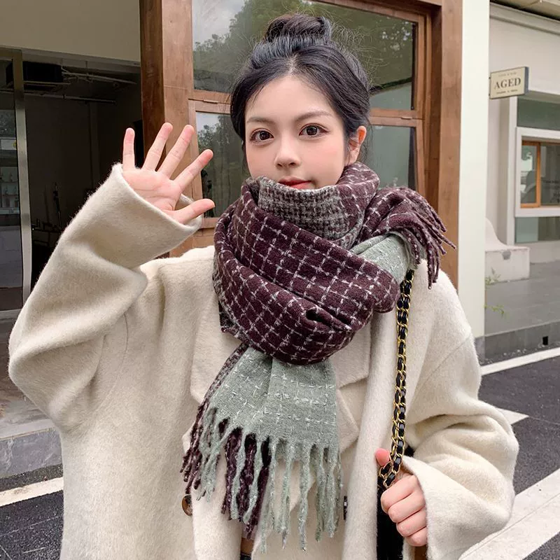 Atmospheric scarf, keep warm knitted demi-season cloak made of faux fur, Korean style