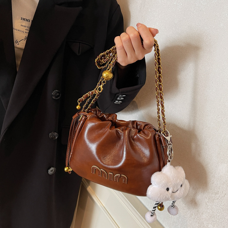 고급 감각 작은 크라우드 소싱 가방 여성의 가을과 겨울 2024 새로운 체인 어깨 크로스 바디 백 복고풍 폭발적인 버킷 백