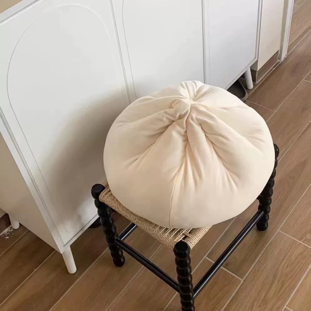 Ins風上海ニトリは同じバナナのぬいぐるみが枕を抱いています。