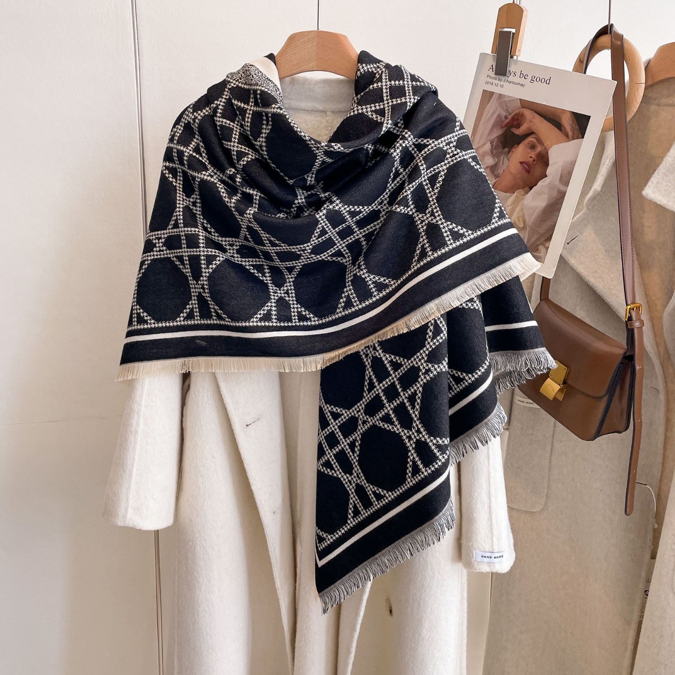 2024 moda europea y americana toallas cuadradas calientes mantas de aire acondicionado turísticas con un gran chal de otoño y invierno engrosado bufandas mujeres