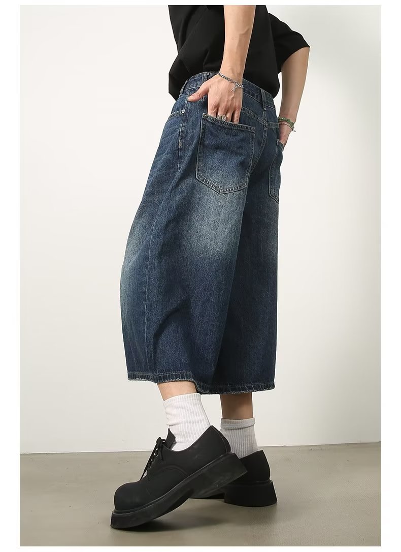 Lässige, gerade geschnittene Herren-Denim-Shorts mit weitem Bein und Used-Look in Blau im amerikanischen Retro-Stil – perfekt für den Sommer und vielseitige Kombinationsmöglichkeiten_voghion.com