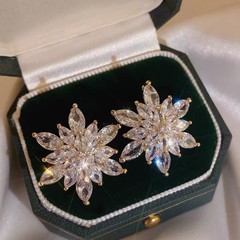 韓国版の水晶の花のピアスの女性の大衆のデザイン感は軽くて豪華で高級感があります。
