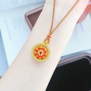 铜合金轻奢高级感点钻旋转红莲花罗盘吊坠仿真金珐琅彩圆盘毛衣链