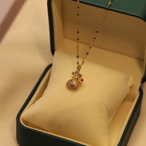 New hollow money bag titanium steel necklace with diamond setting, fashionable necklace for women, lucky bag lockchain.