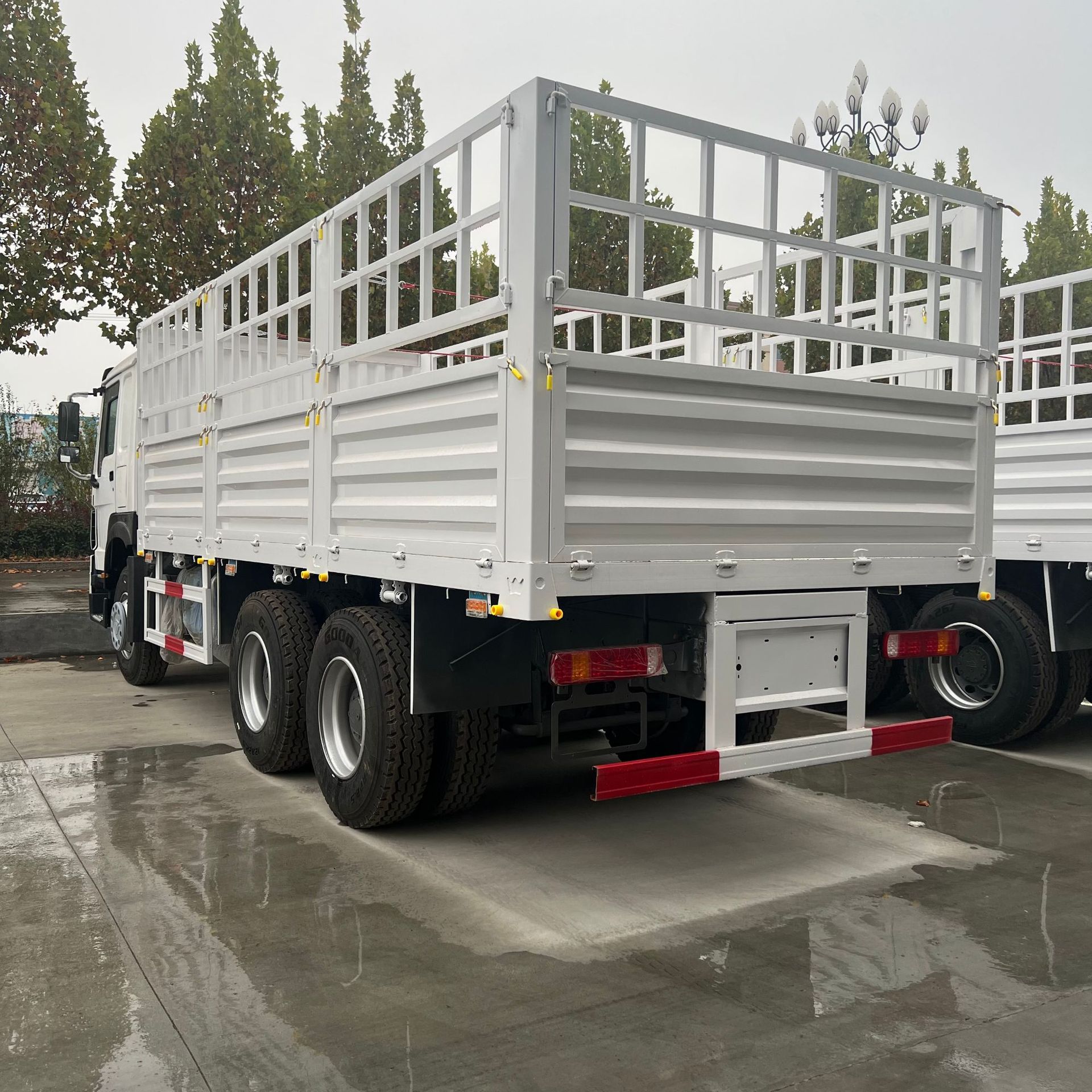 Factory Cross-Border In-Stock Howo Dump Truck 6.5m Flatbed Transport Truck Heavy-Duty Cargo Towing Truck