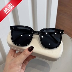 新型三時折り畳みサングラスファッションの流れが白くて痩せています。