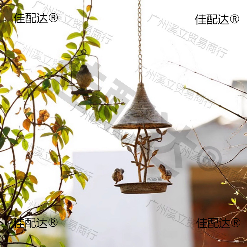 庭のベランダは鳥に餌を与えます。|undefined