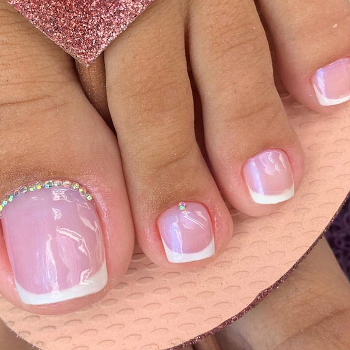 Use un parche de uñas de pies use un parche de uñas de verano brillado francés bordes blancos rosa puro de uñas de los pies