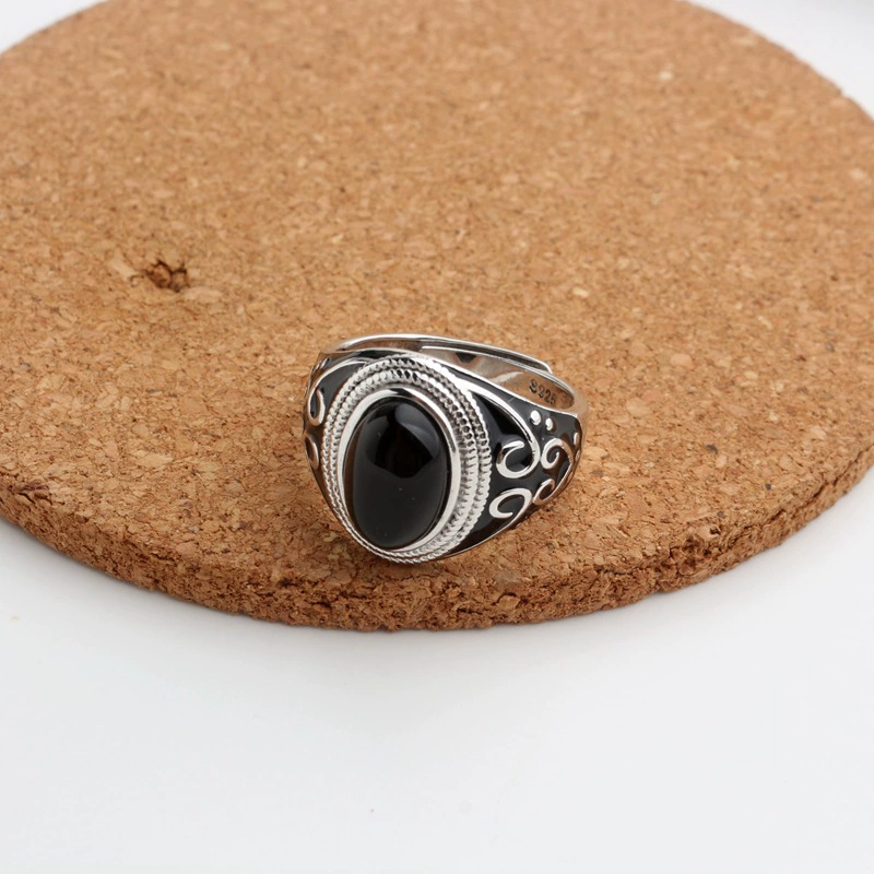 黑泰 Agate ring, wholesale, on index finger, silver 925 sample