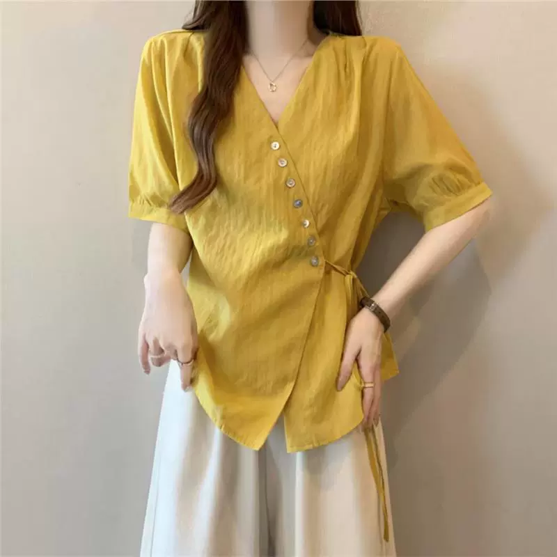 Желтая рубашка с короткими рукавами и v-образным вырезом на правое плечо для женщин, лето 2025, большой размер, рубашка-бебидолл с талией, топ