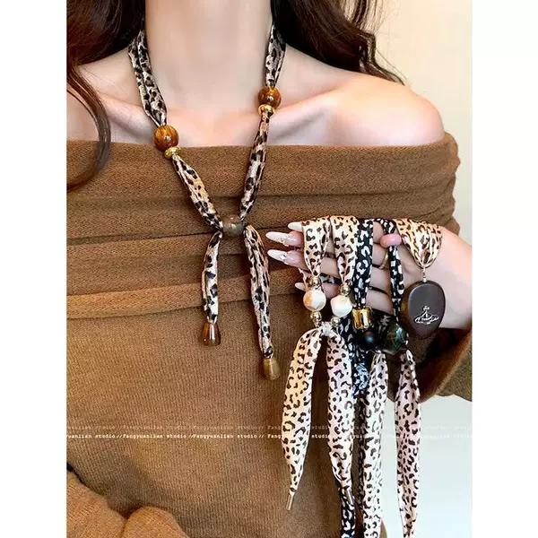 Leopard Print Beaded Silk Scarf Necklace for Women 2025 New Popular Niche Design Fashionable Wear Accessories with Exquisite Elegant