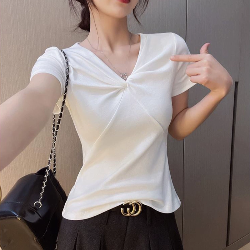 Белая футболка с V-образным вырезом, короткими рукавами и закрученным краем, женская, правое плечо, лето 2025, новая, облегающая, стильная и универсальная футболка-топ