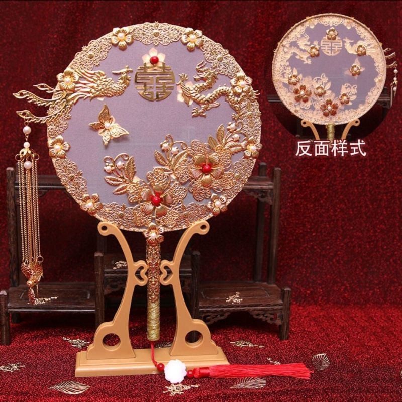 中国式の結婚式の秀禾の顔の団扇の震え音の赤い本の新婦の結婚する手は花の古風をささげて結婚します。|undefined