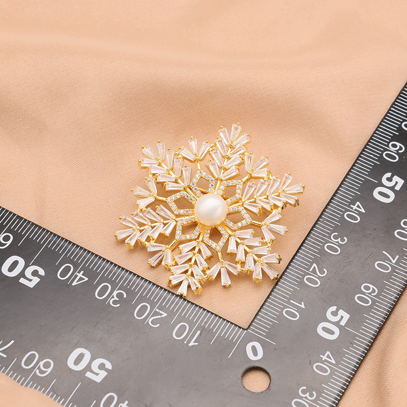 Estilo coreano de agua dulce perla copo nieve ZIRCON broche moda elegante ropa simple pin 18K oro real galvanoplastia color protección