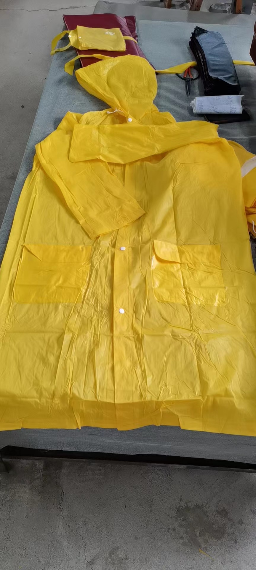 공장 재고 재사용 가능한 PVC 카키 비옷 긴 소매 포켓 캡 코드 PVC 비옷