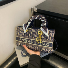国境を越えた人気の刺繍入り横型ダイアナ妃バッグ女性用 2025 新しい多用途ハンドバッグ大容量ショルダークロスボディバッグ