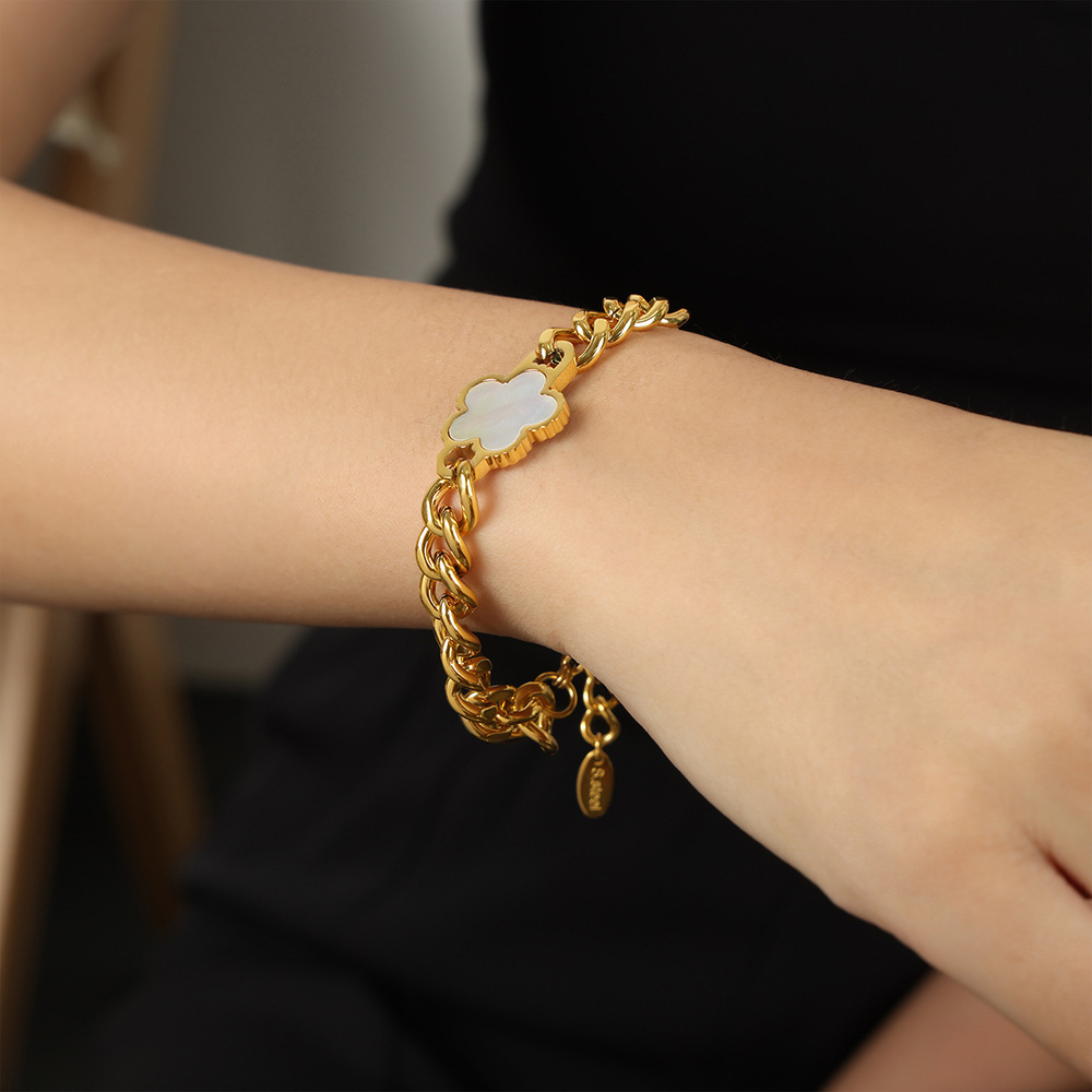 Flor de cinco hojas de la Reina Madre con incrustaciones de collar de diseño de acero de titanio chapado en oro de 18 quilates todo partido pulsera de cadena gruesa traje de joyería