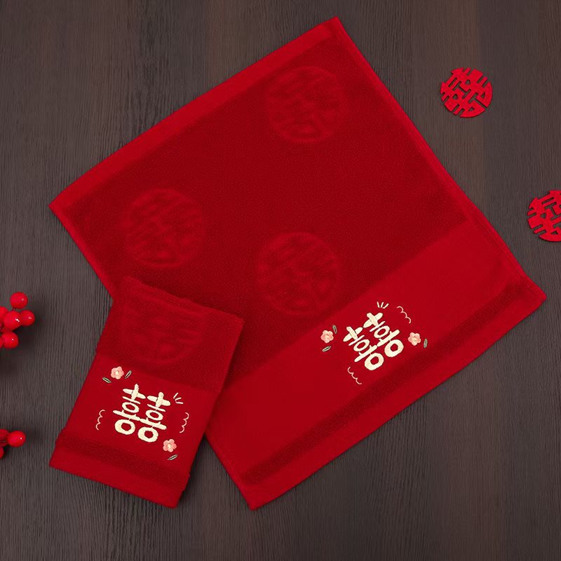 Квадратный шарф из бамбукового хлопка с вышивкой счастливых персонажей.