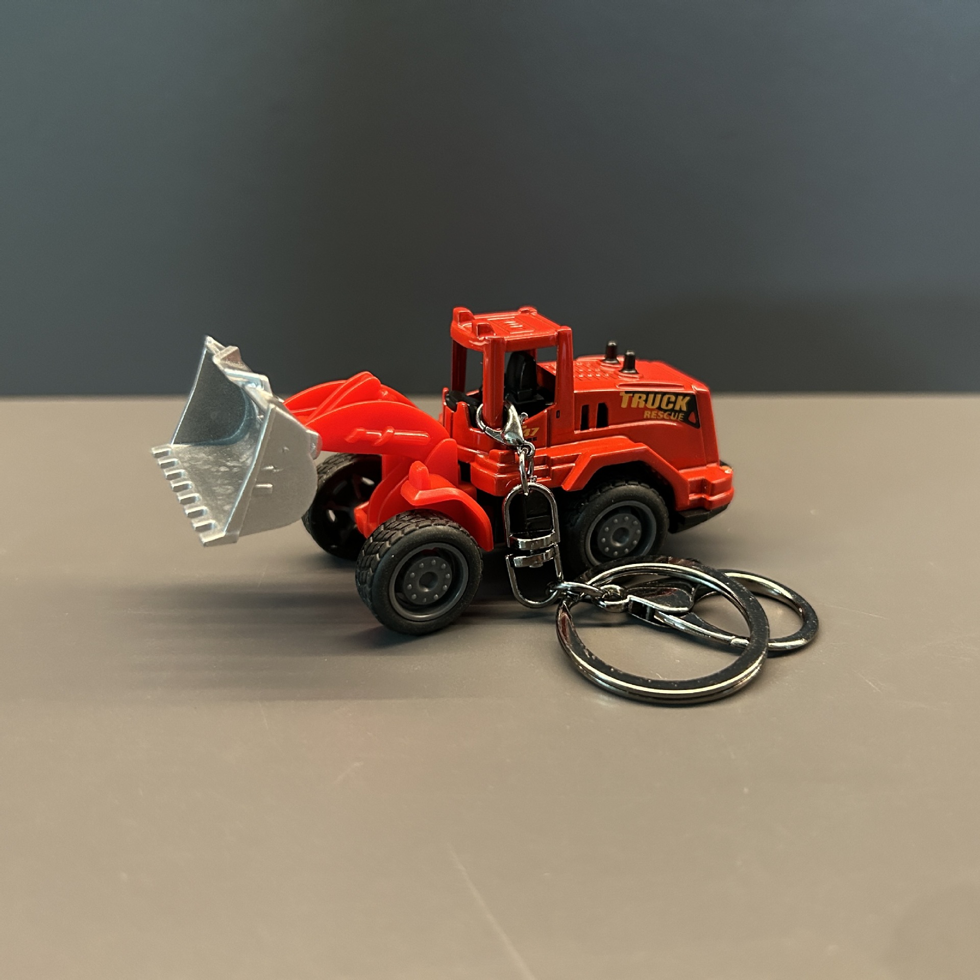 Mini camión de agua contra incendios excavadora modelo de aleación de deslizamiento llavero mochila colgante carro llavero pequeño regalo