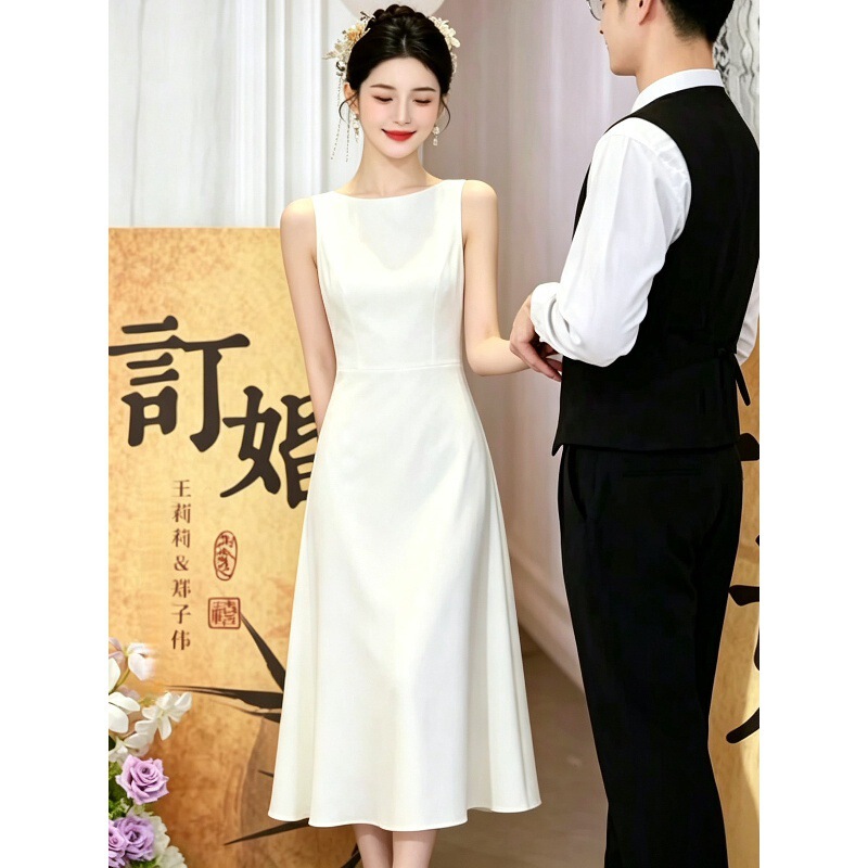 French-style elegant white dress, perfect for a registry ceremony, a simple white gown, a light wedding dress, an engagement dress for women, and a dress for toasting at a wedding