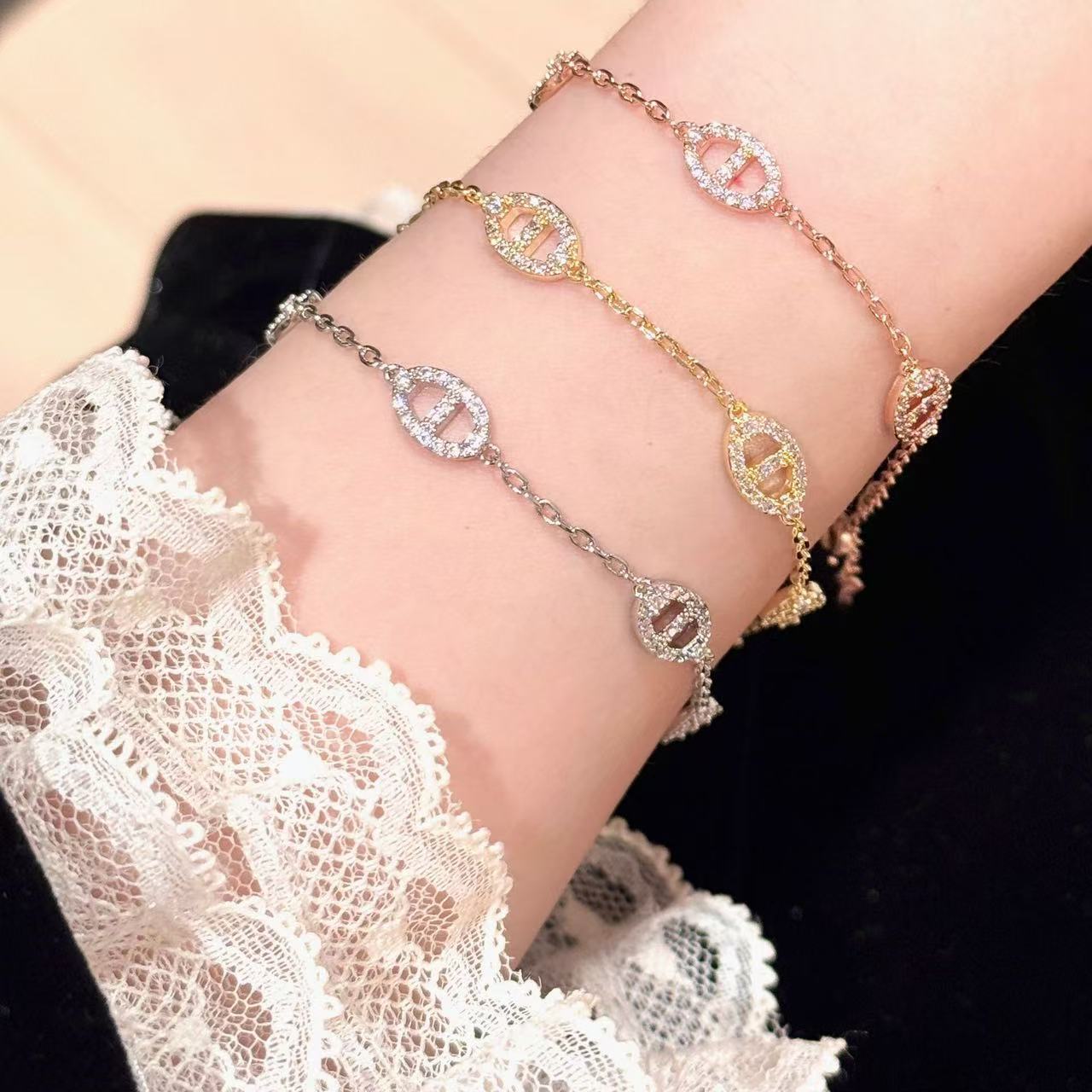 French-Style Pig Nose Full Diamond Bracelet for Women, New Korean Trendy High-End Sweet Jewelry Gift for Best Friend