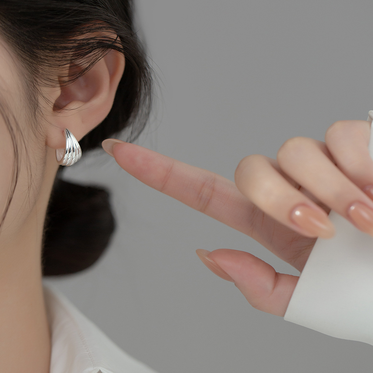 Eloch S925 plata esterlina brillante línea multicapa simple retró estilo de conchas de aretes de aretes M04140