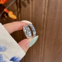 S999純銀は口を閉じて氷の指輪をつぶします。