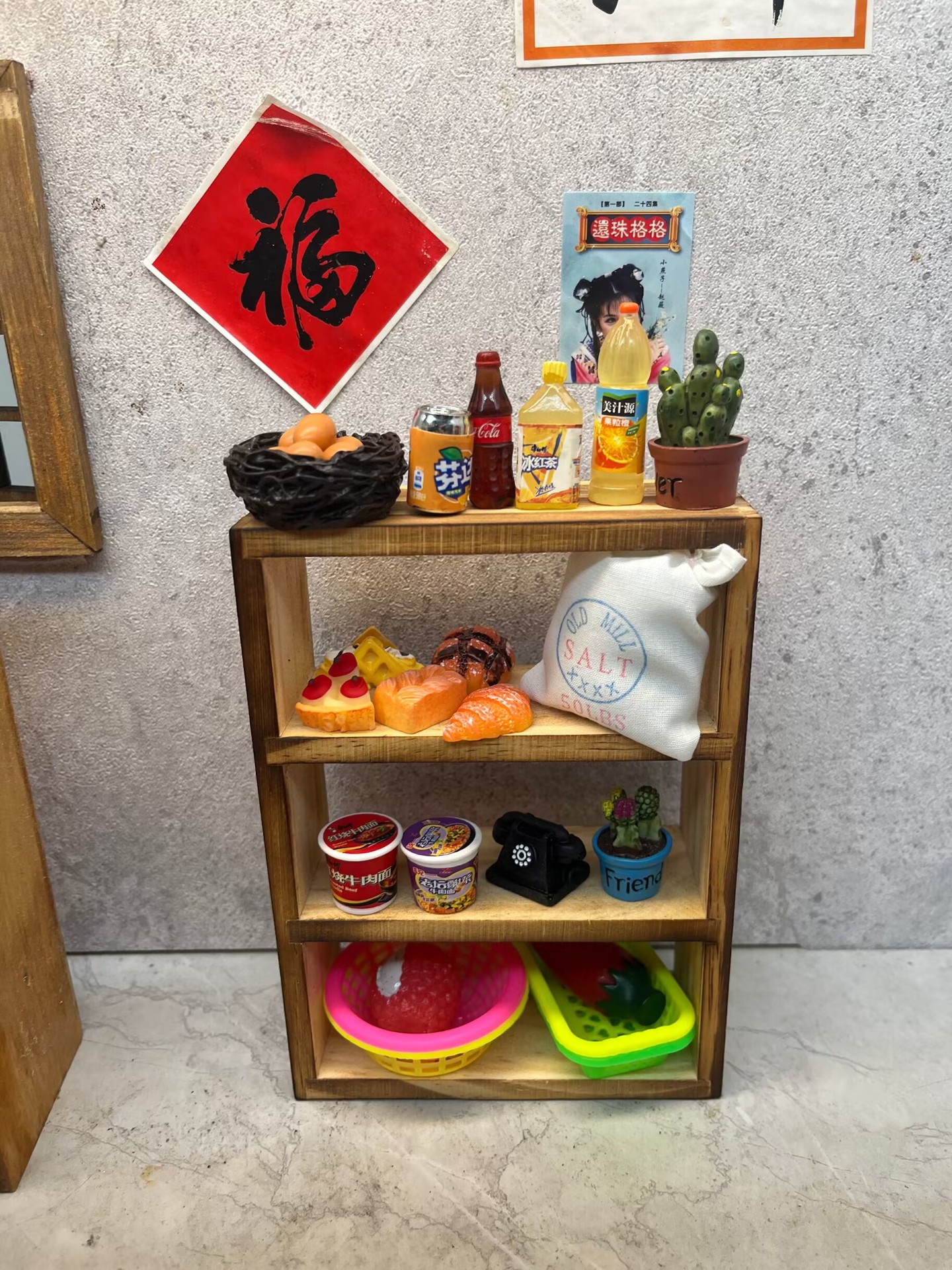 스톨 높은 인기 배수 3 층 캐비닛 + 시뮬레이션 장식품 (무작위 장식품)-접착제 배달