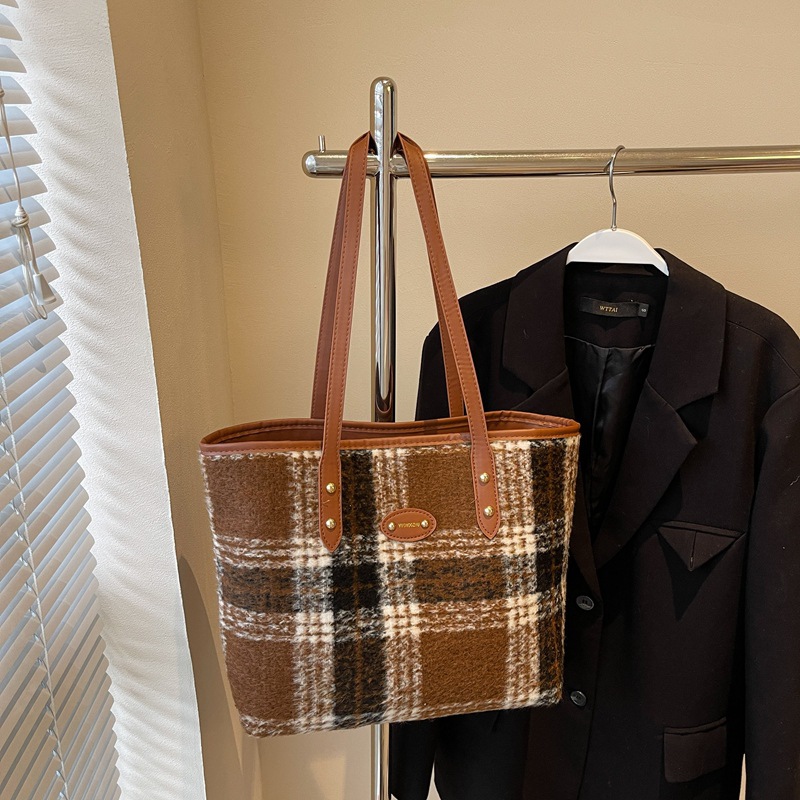 Personalidad de la tendencia de gran capacidad extranjera de transporte 2024 nueva moda de lana cuadrada de hombro bolso de mano bolso de mujer