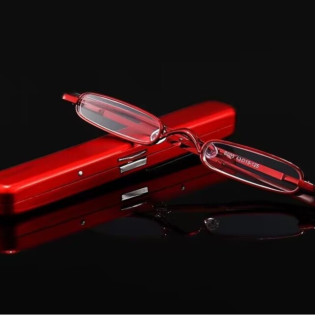 Ultra-Small and Ultra-Light Metal Reading Glasses, Unisex, Portable Pen-Holder Style, High-Definition Mini Glasses for the Elderly