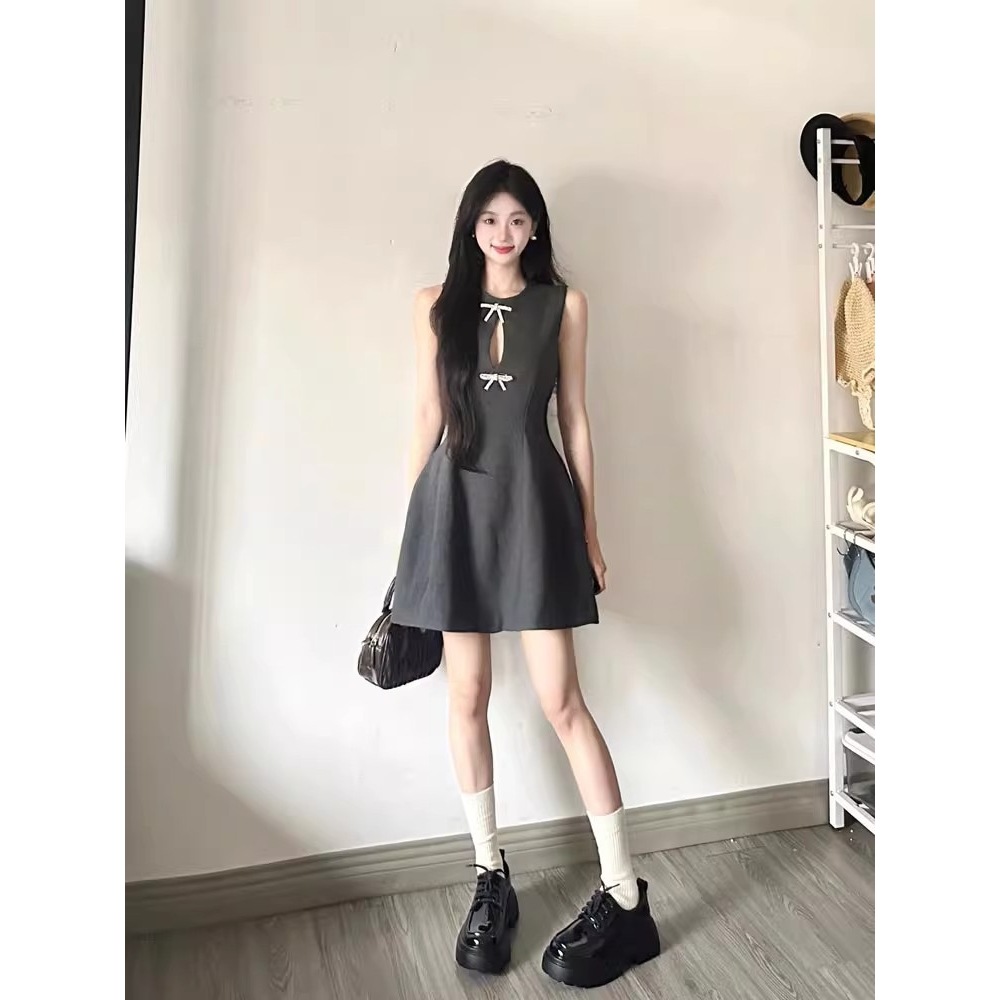 Retro fitted dress with bow sleevless