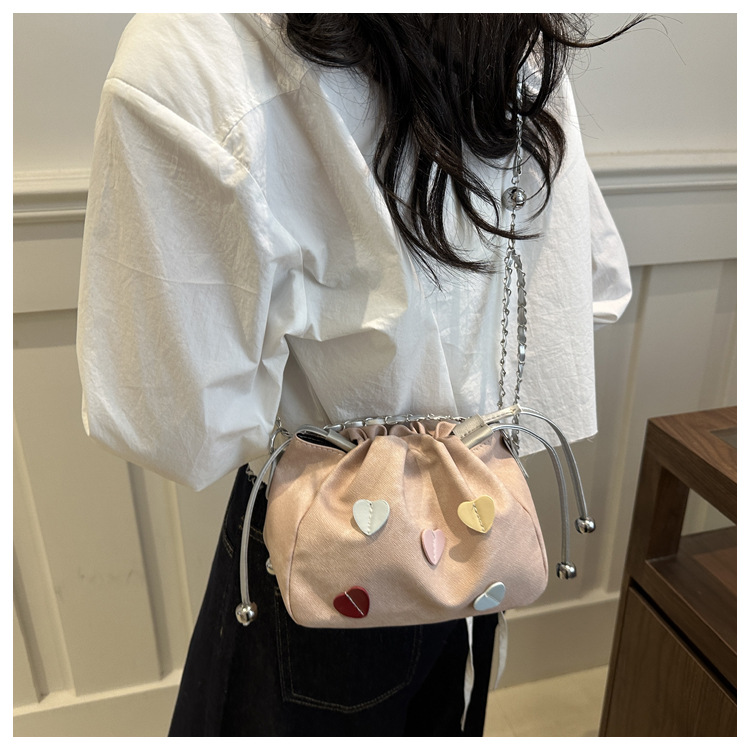 Drawstring bucket for women 2024 new Korean fashion shoulder bag, simple commuting contrasting color heart chain_voghion.com
