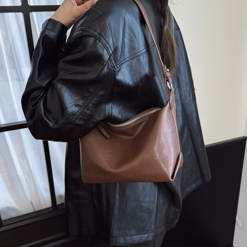 Bolso de mujer 2025 nuevo invierno retro bolso de brazo universal temperamento bolso de bolsas de bolsas de hombro universal
