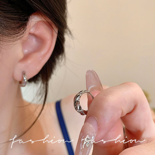Luxury and high-end spiral pattern circle earrings for women, small design sense, irregular ear clips, round circle, Hong Kong style 