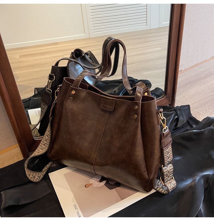 European and American retro large-capacity commuter tote bag 2024 new portable shoulder bag, textured wide shoulder strap messenger bag_voghion.com