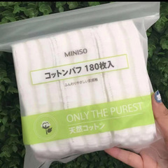化粧綿の化粧を落とします。
