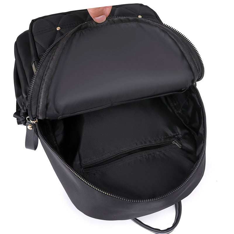 2023 nueva mochila casual para mujer de nailon moda simple y ligera remache mochila de viaje mochila escolar al por mayor