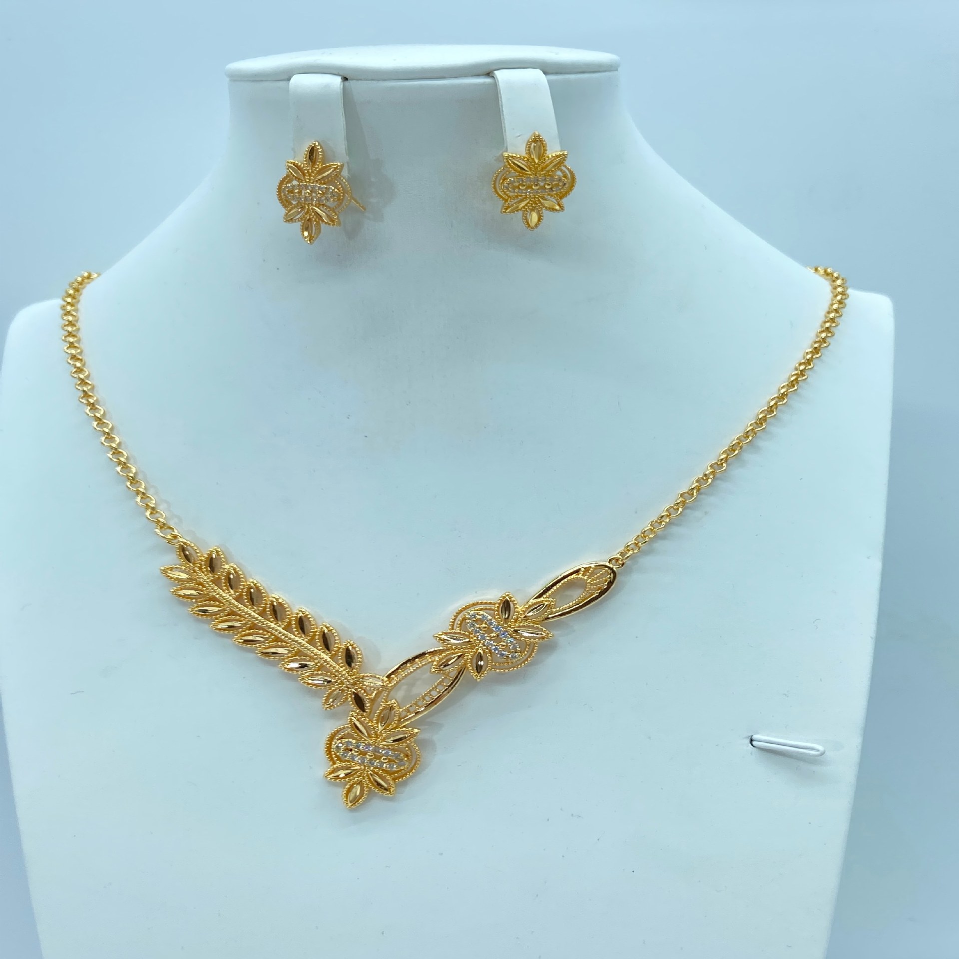 Transfronterizos de moda retro de Oriente Medio conjunto de joyería collar pendientes de boda banquete de bronce de lujo joyería dorada mujer