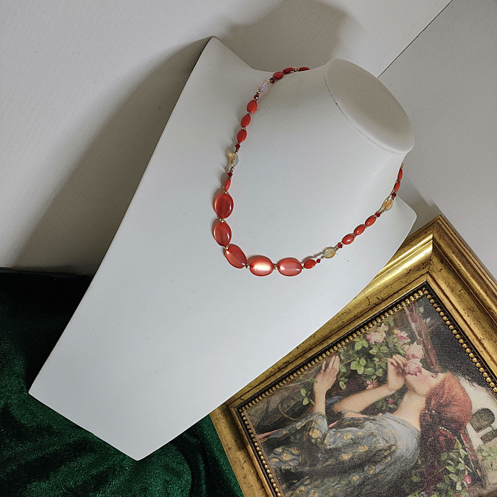 Collana con ciondolo a forma di bambola in pietra di cristallo con fiore e nappa di perle vintage, articolo unico per donna_voghion.com