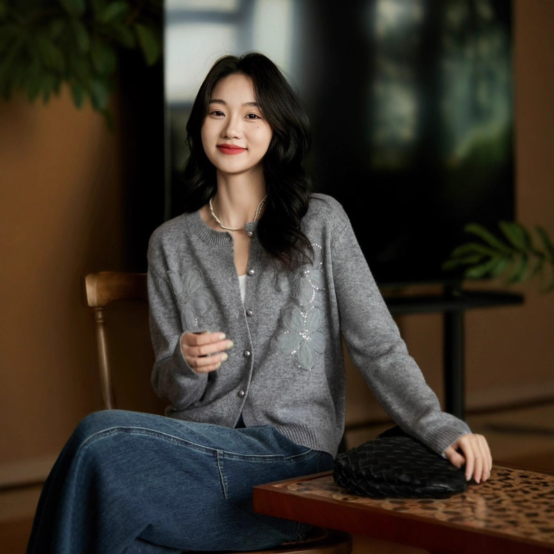 商场同款女装2025秋季慵懒风设计感重工花朵羊毛圆领针织开衫|undefined