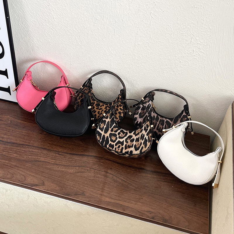 Bolso pequeño para mujeres 2026 nuevo nicho de diseño de tendencia de verano personalidad moda moda moda popular bolso de media luna de hombro bolso axilar