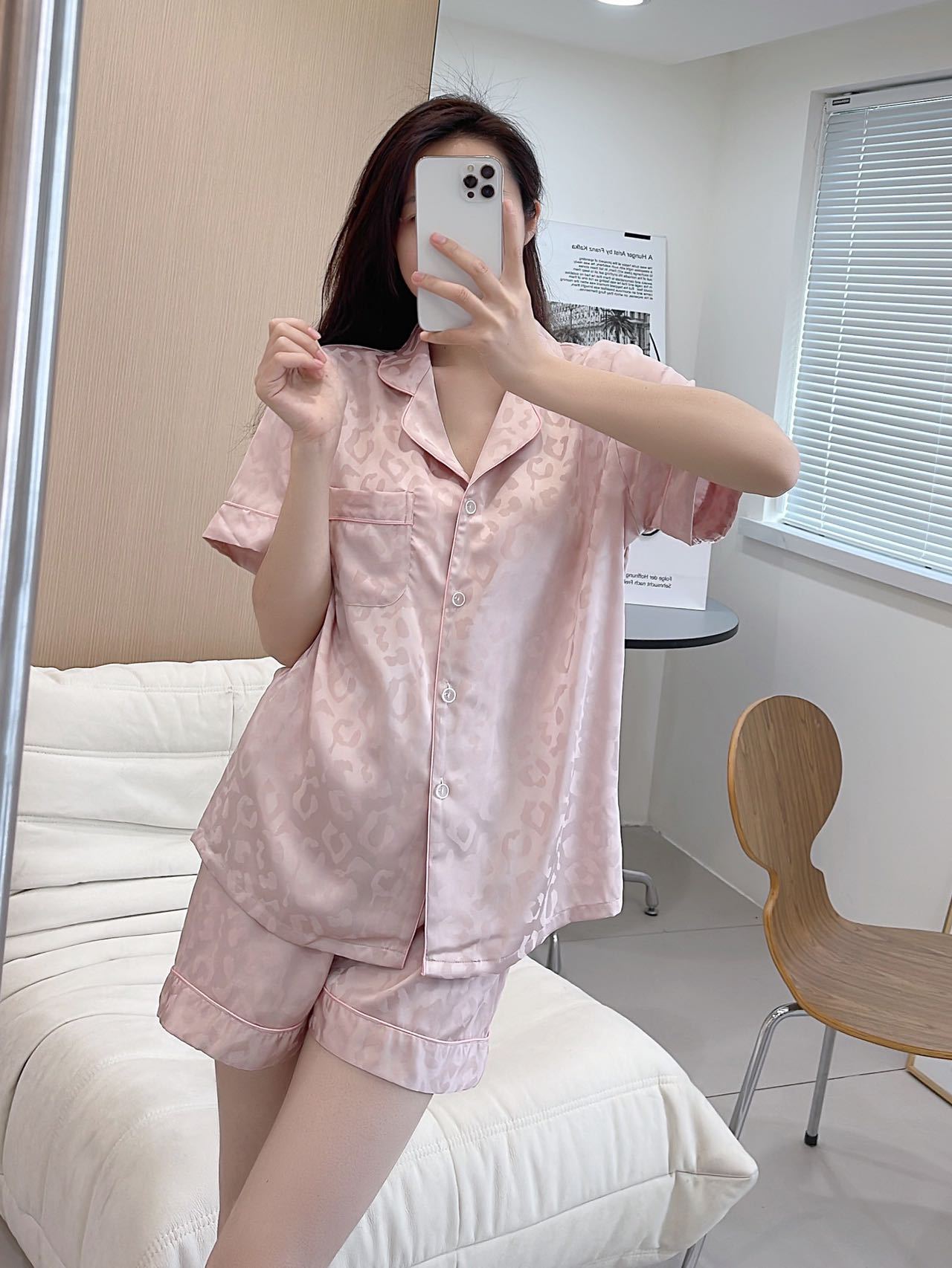 핑크 짧은 소매 반바지