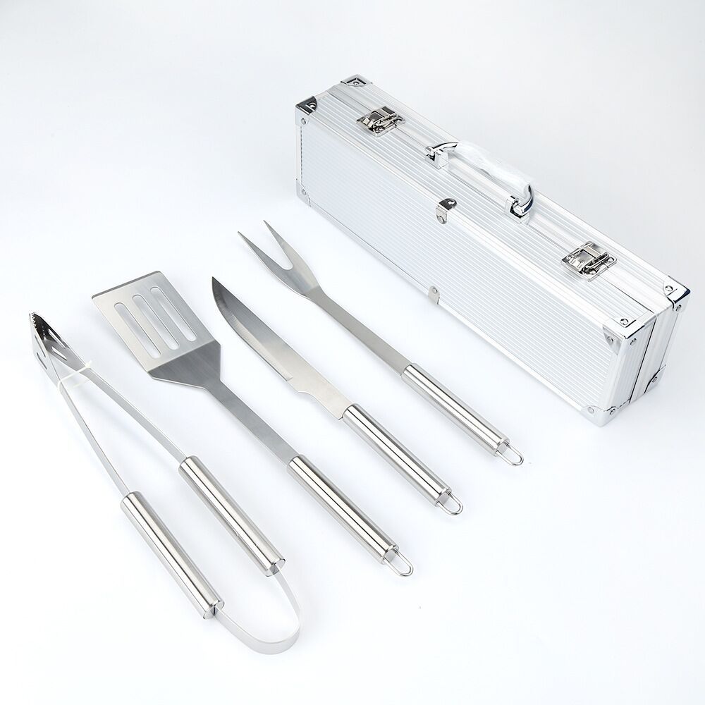 Fábrica en stock caja de aluminio barbacoa 4 piezas traje de acero inoxidable barbacoa de cuatro piezas portátil al aire libre barbacoa herramientas traje