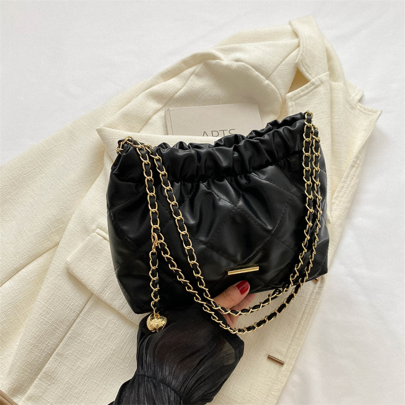 The trendy chain shoulder bag with a honeycomb pattern for women, 2024 new fashion casual commuting bucket bag, popular online style.