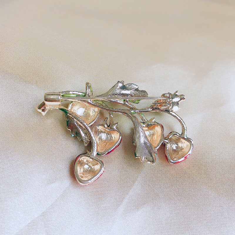 Moda fruta dulce linda flor fresa chica broche esmalte bufanda hebilla ropa versátil Accesorios