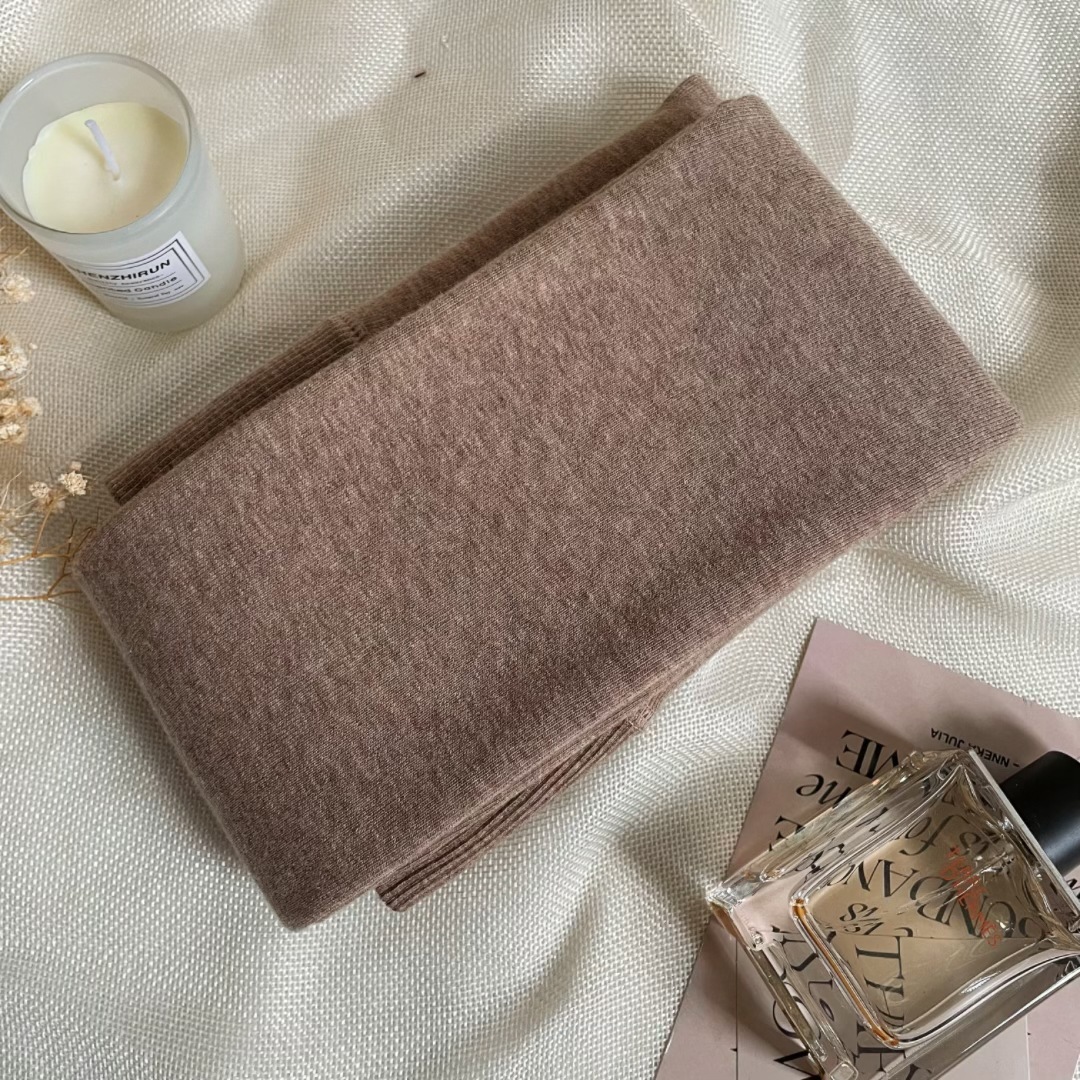 カシミヤの底のズボンの女性のベルベットの厚いズボンの靴下の春秋冬の系のオート麦の白い薄い色の縦の紋様の保温のズボンはやせています。