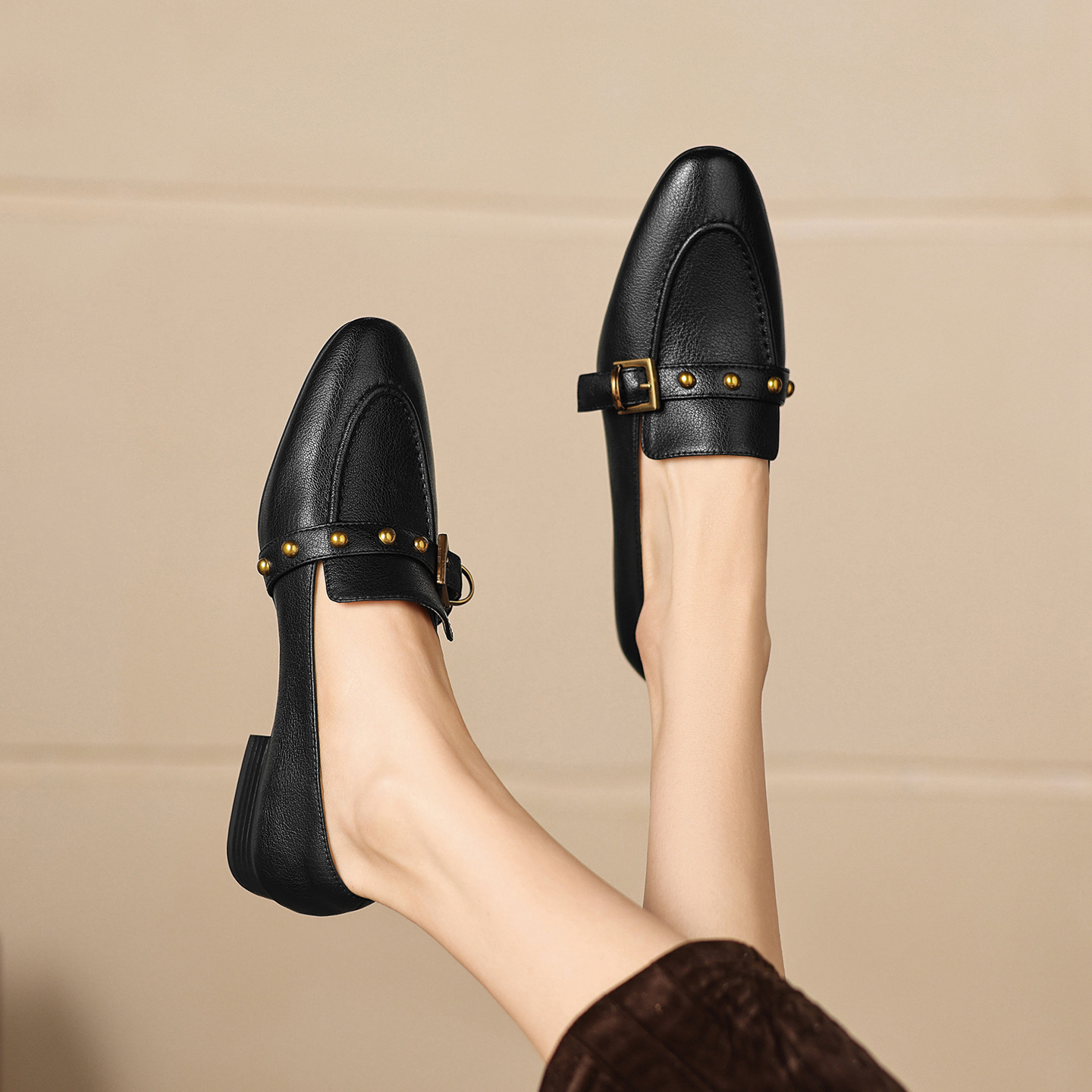 Giày da cừu loafer nữ mũi tròn gót thấp đinh tán — đen