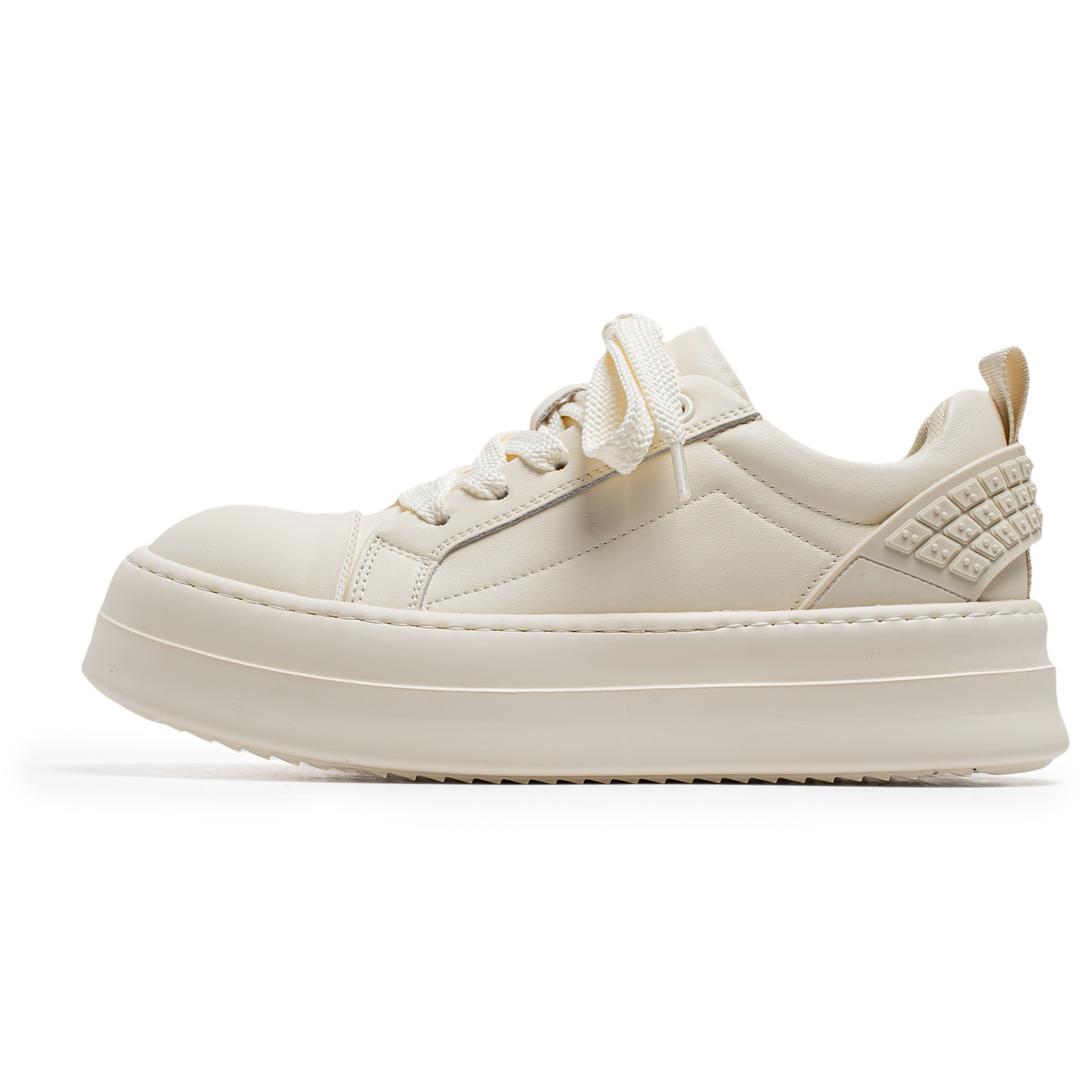 2025 suela gruesa aumentando la superficie de cuero transpirable paseo por el estilo de Hong Kong zapatos deportivos de estudiantes coreanos pequeños zapatos casuales blancos para hombres