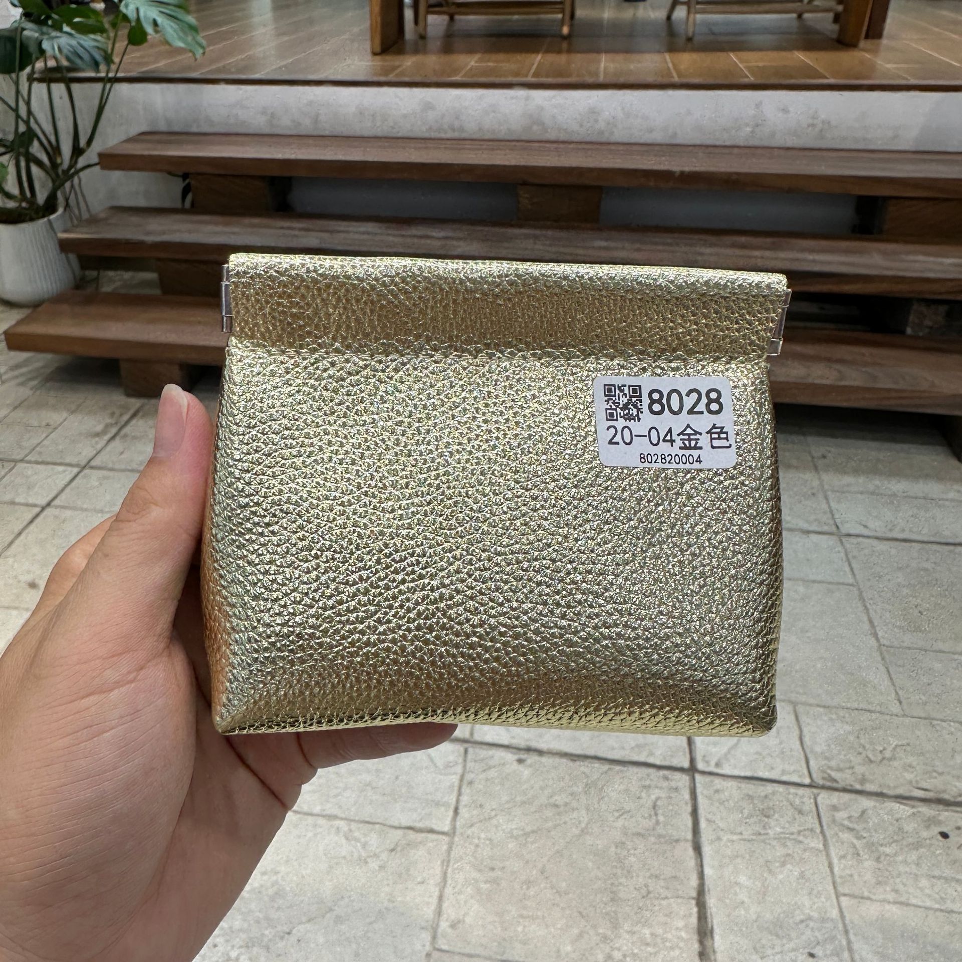 厚手の収納袋のトップ層の牛革は閉じています。